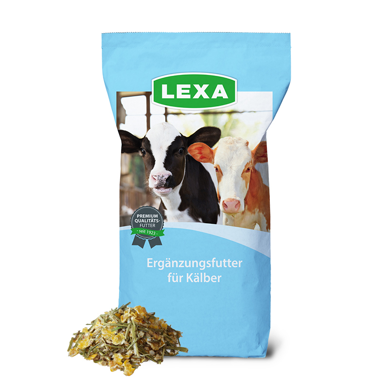 LEXA Ergänzungsfutter für Kälber Sack mit Ergänzungsfutter für Kälber von der Marke LEXA, neben einer Futterprobe.