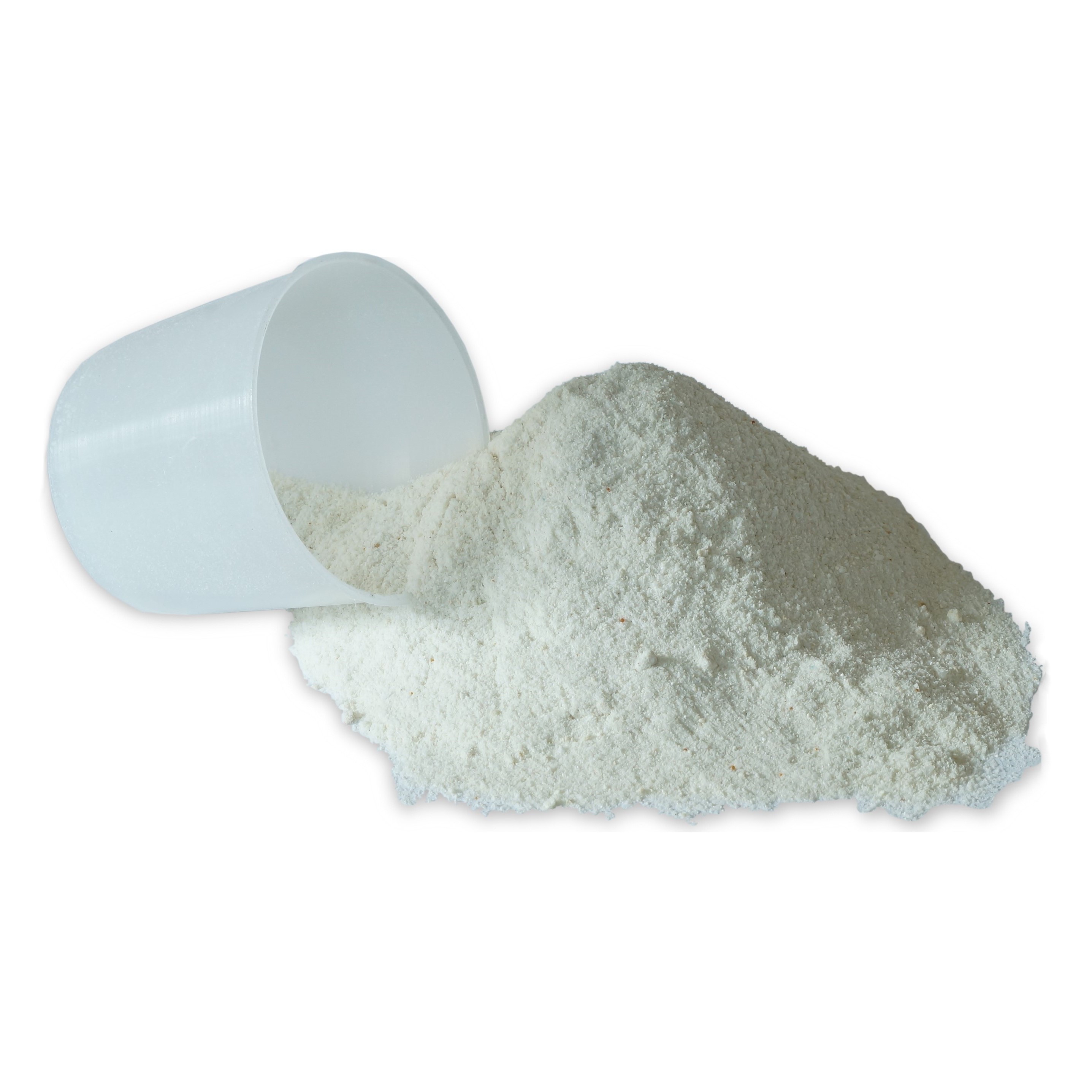 Weißes Pulver mit Messbecher Ein Haufen weißes Pulver mit einem Messbecher, aus dem das Pulver ausgegossen wird.