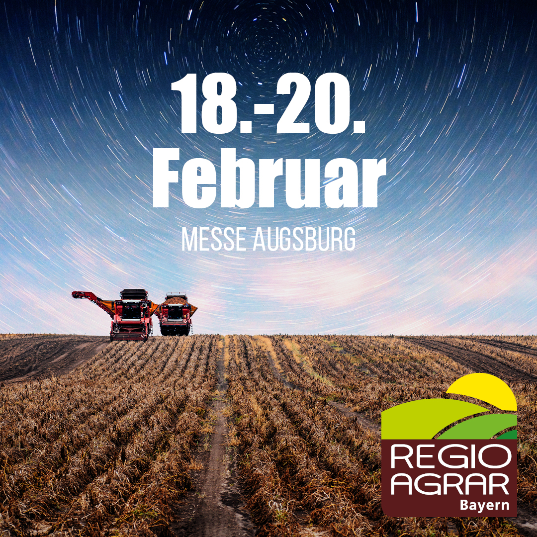 Regio Agrar Bayern Messeankündigung Zwei landwirtschaftliche Maschinen auf einem Feld unter einem sternenbewegten Himmel, mit dem Text '18.-20. Februar, Messe Augsburg' und dem Logo von Regio Agrar Bayern.