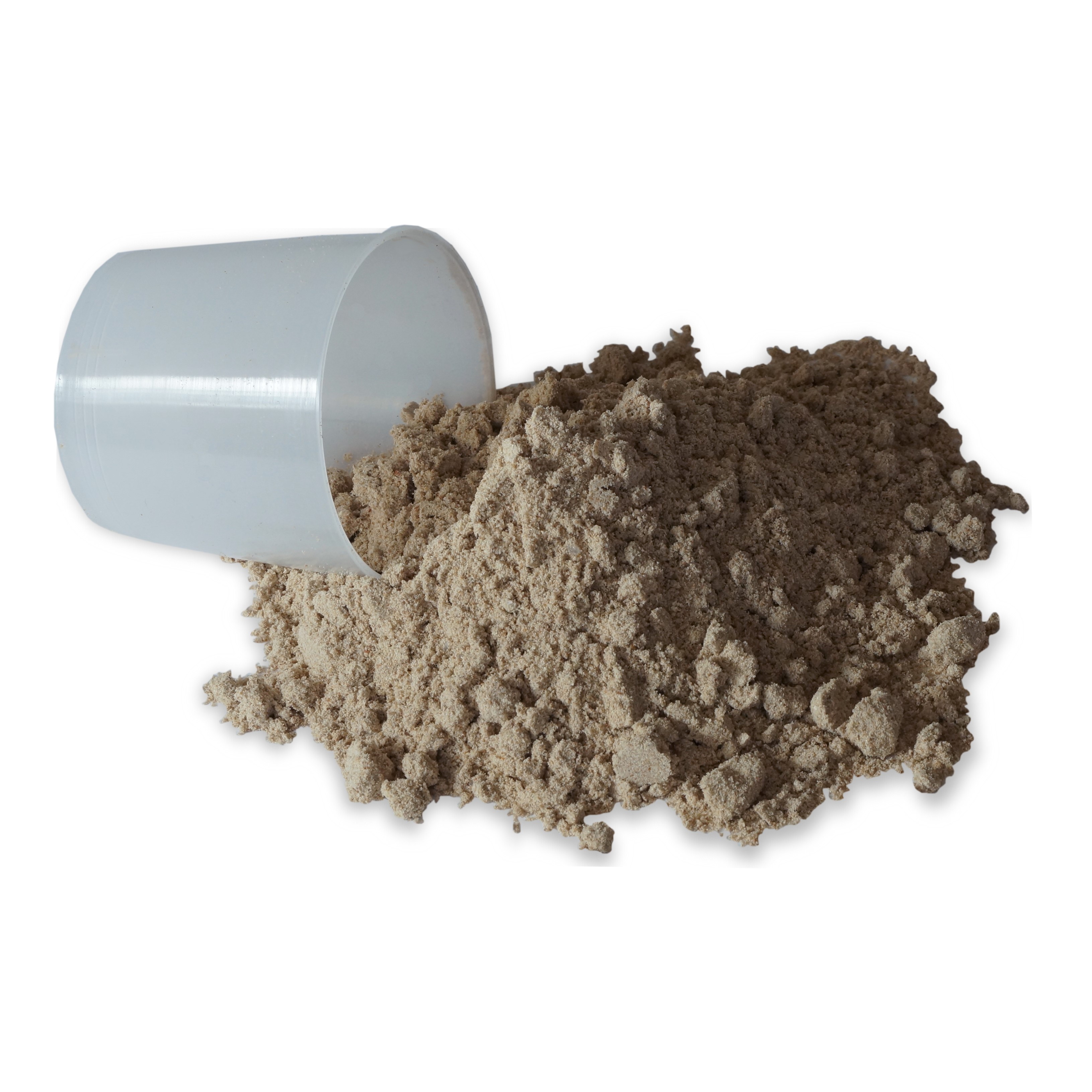 Pulver und Messbecher Haufen von hellem, feinem Pulver neben einem weißen Messbecher.