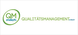 QM Milch Logo Logo von QM Milch, das den Schriftzug 'QUALITÄTSMANAGEMENT' in grüner Schrift zeigt.